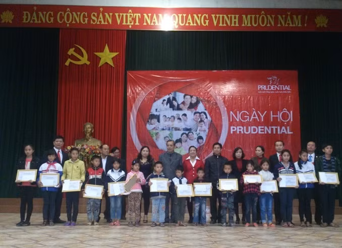 Prudential trao học bổng cho học sinh nghèo hiếu học Quảng Bình ảnh 1