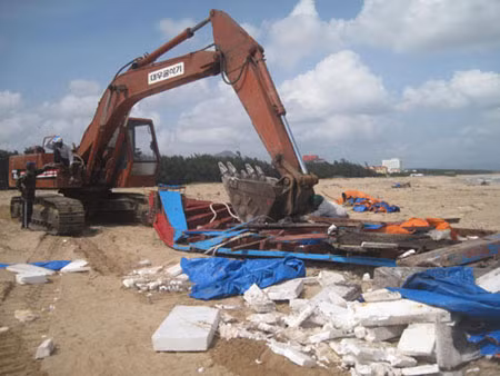 Tàu cá bị sóng đánh vỡ ảnh 1