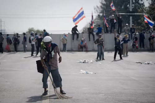Ngày biểu tình 'ngọt ngào' ở Thái Lan ảnh 2