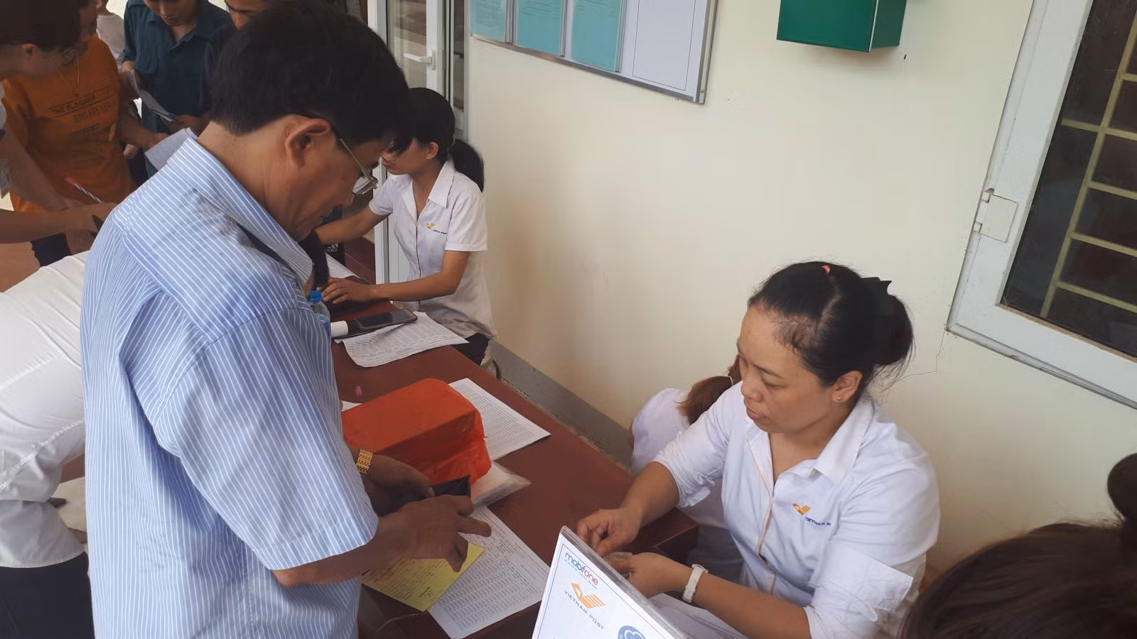 Ông Đỗ Minh Quang (xã Kim Quang, Thạch Thất) đăng ký, nộp tiền tham gia BHXH tự nguyện.
