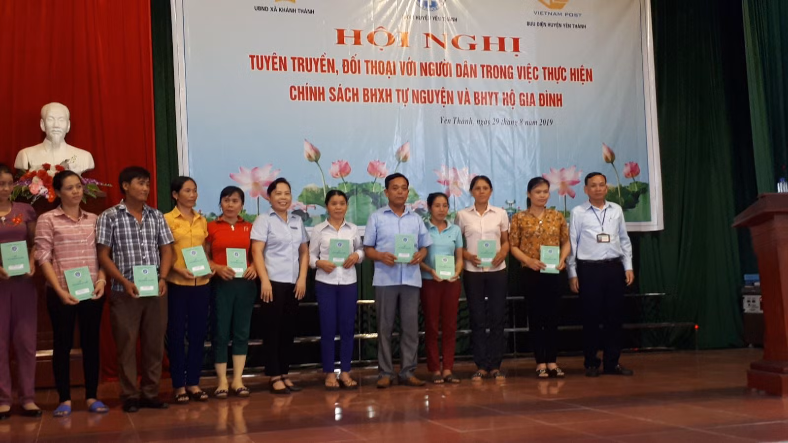 BHXH huyện Yên Thành và lãnh đạo xã Khánh Thành trao sổ BHXH tự nguyện cho người tham gia ngay tại hội nghị tuyên truyền.