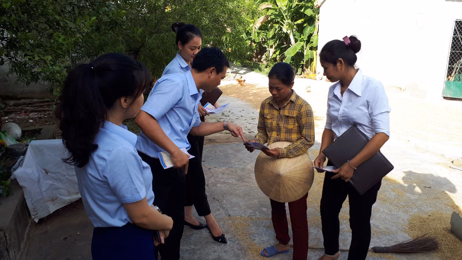 Cán bộ BHXH tư vấn BHXH tự nguyện cho chị Bùi Thị Hạnh (Nam Thành, Nghệ An)