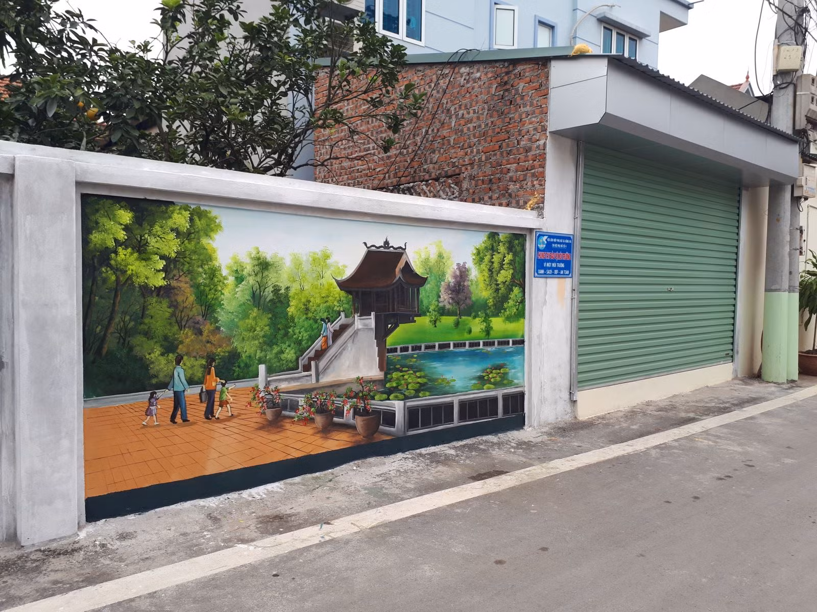 Tranh bích họa được trang trí tại một số tuyến đường.