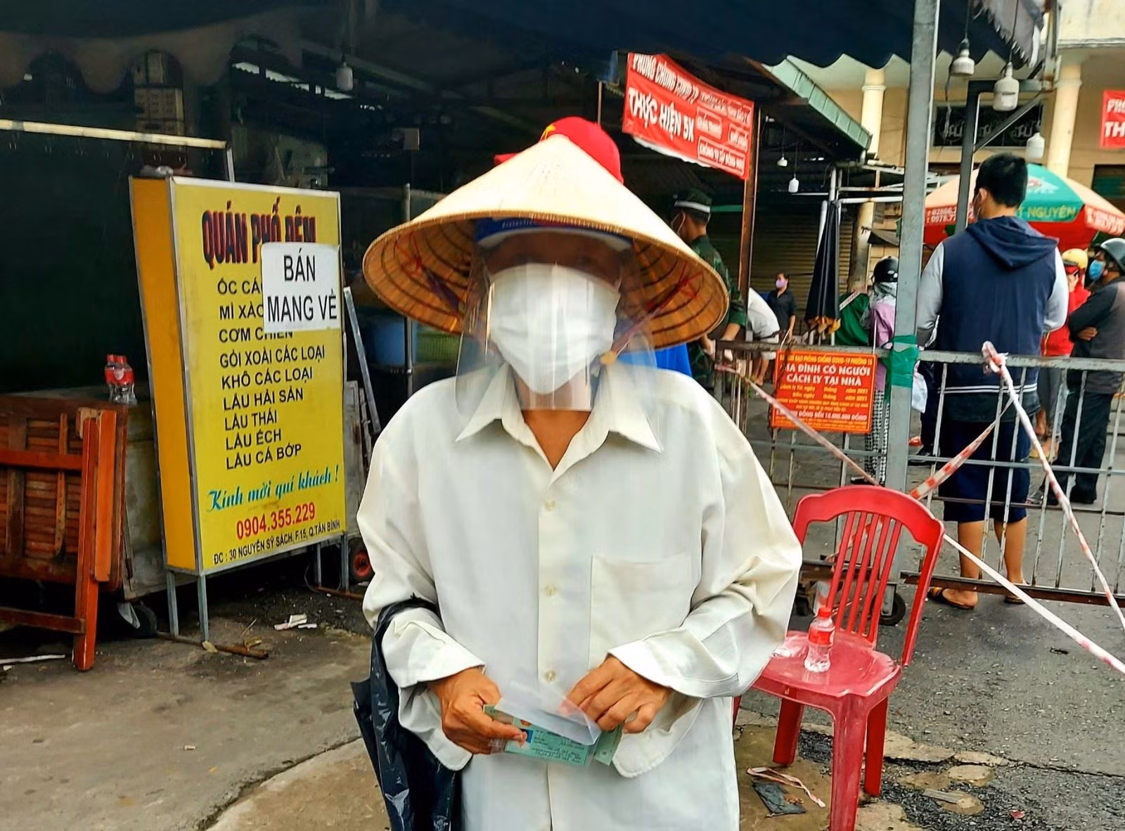 Chị Nguyễn Thị Tuyết Nhung vừa nhận được trợ cấp đợt 3 do ảnh hưởng vì dịch bệnh. Ảnh: Hoàng Tuyết