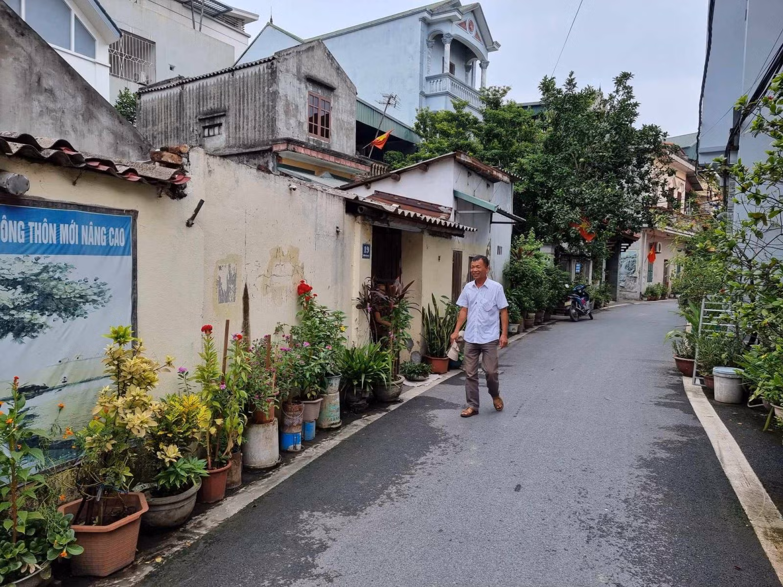 Thương binh Nguyễn Thành Bôn, trưởng thôn Quý đang đi vận động người dân giữ môi trường xanh, sạch đẹp.