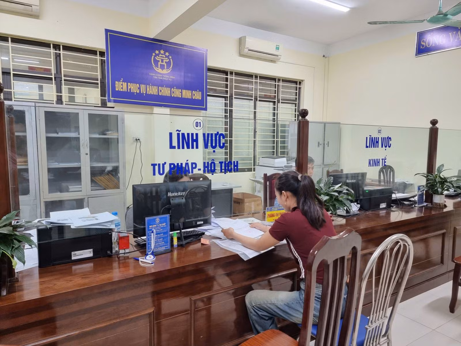 Người dân đến làm thủ tục hành chính tại điểm tiếp nhận hồ sơ xã đảo Minh Châu.