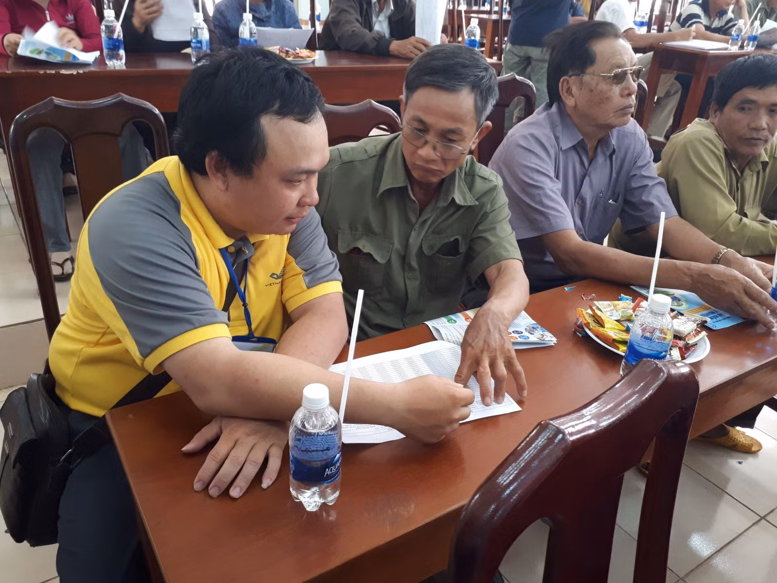 Tư vấn cặn kẽ các chính sách được hưởng khi tham gia BHXH tự nguyện.