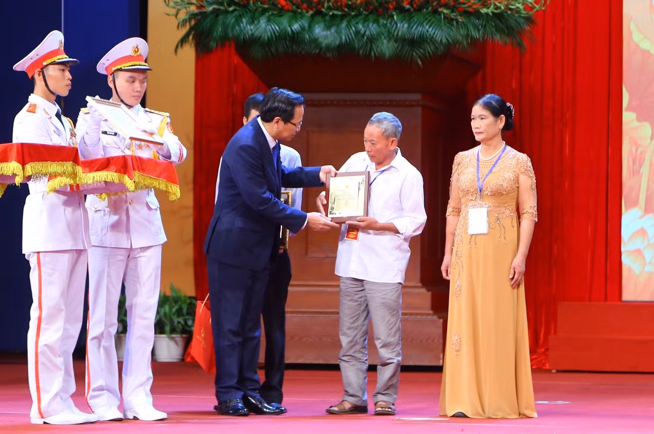 Ông Phan Thế Hiểu nhận giấy chứng nhận giám định gen ADN của anh trai Phan Minh Nham.