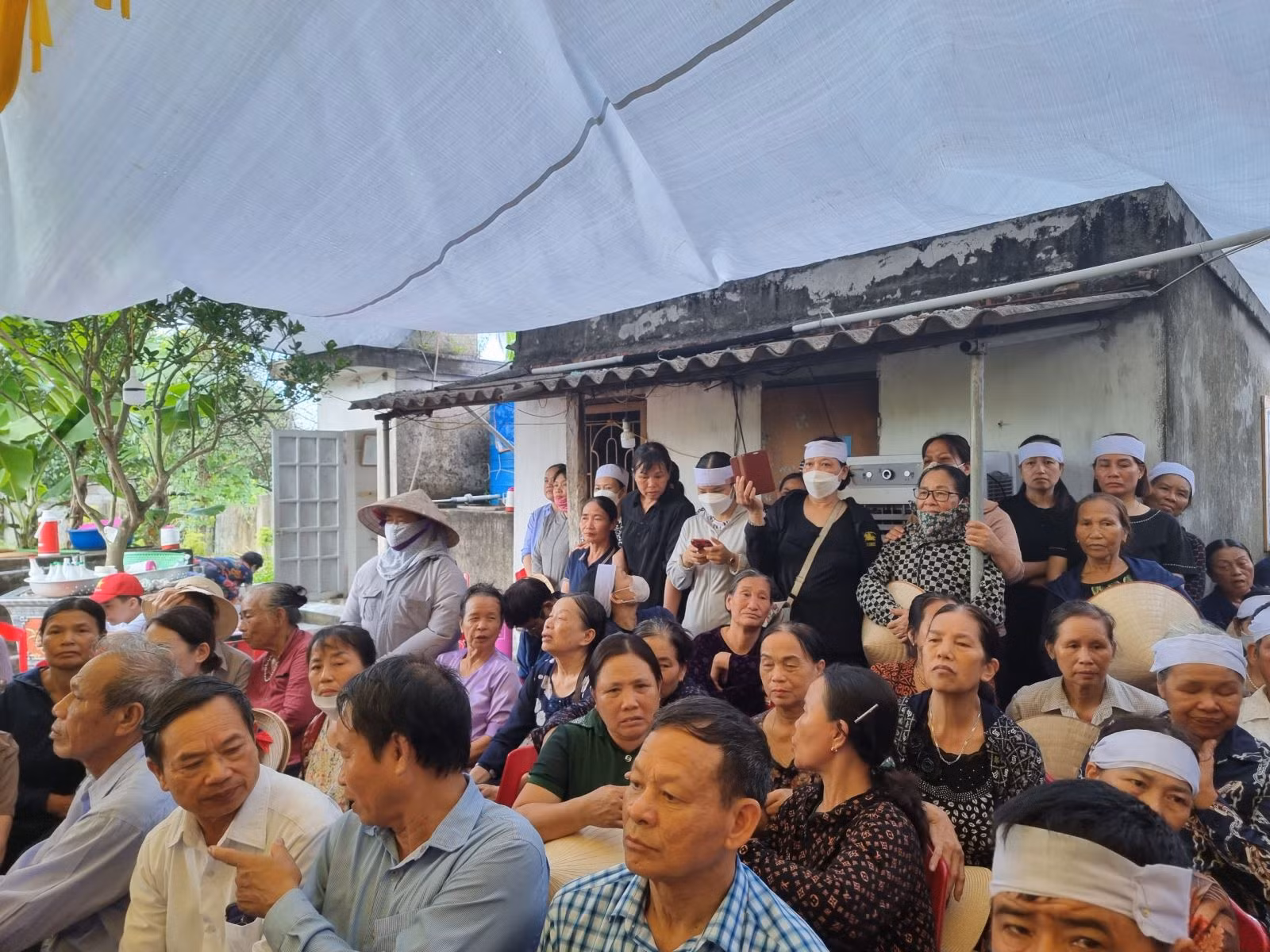 Người dân trong thôn Trung Tiến đến viếng liệt sĩ Nguyễn Chí Cường khi được đưa về quê nhà.