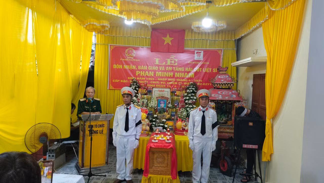 Đón nhận và bàn giao hài cốt liệt sĩ Phan Minh Nham về quê hương. Ảnh: VP