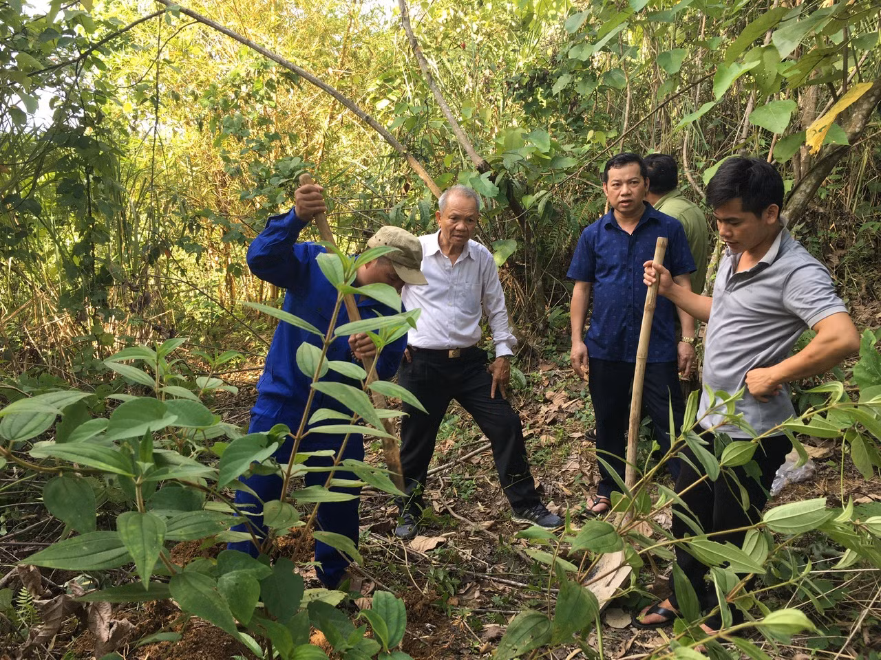 Trung tướng Hoàng Khánh Hưng và đội tìm kiếm Quân khu 4 sang tìm kiếm hài cốt liệt sĩ trên đất bạn Lào.