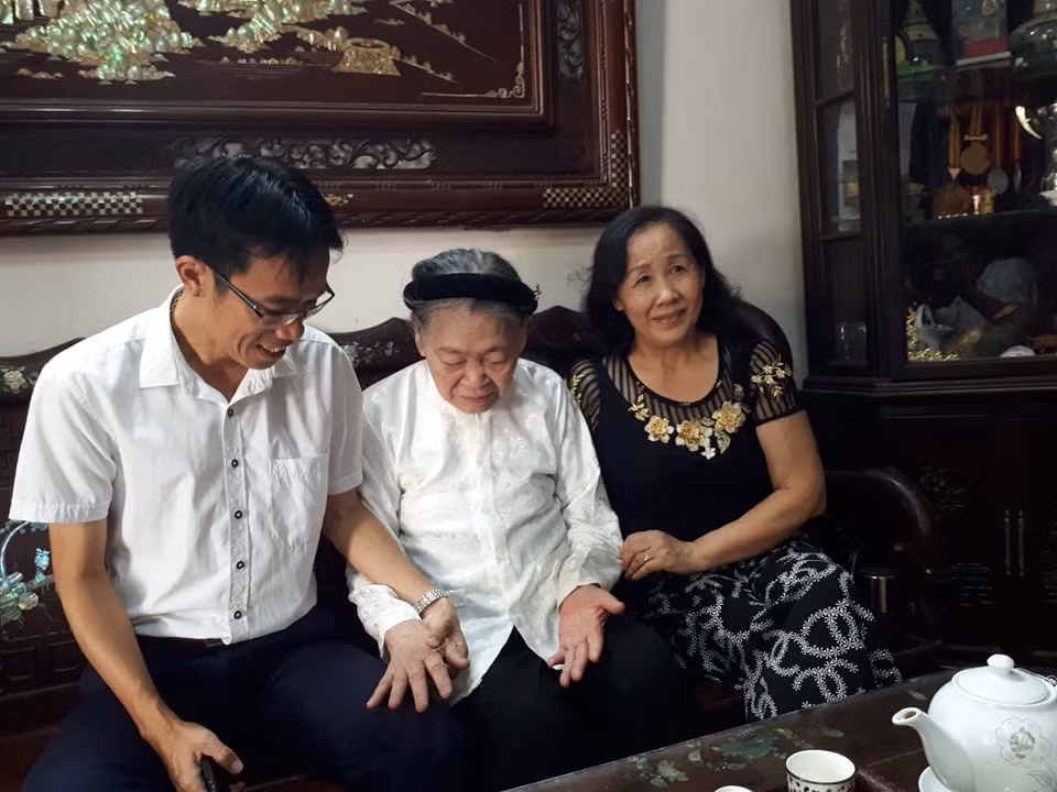 Mẹ Nguyễn Thị Xuyến (ở giữa) bên con cháu.