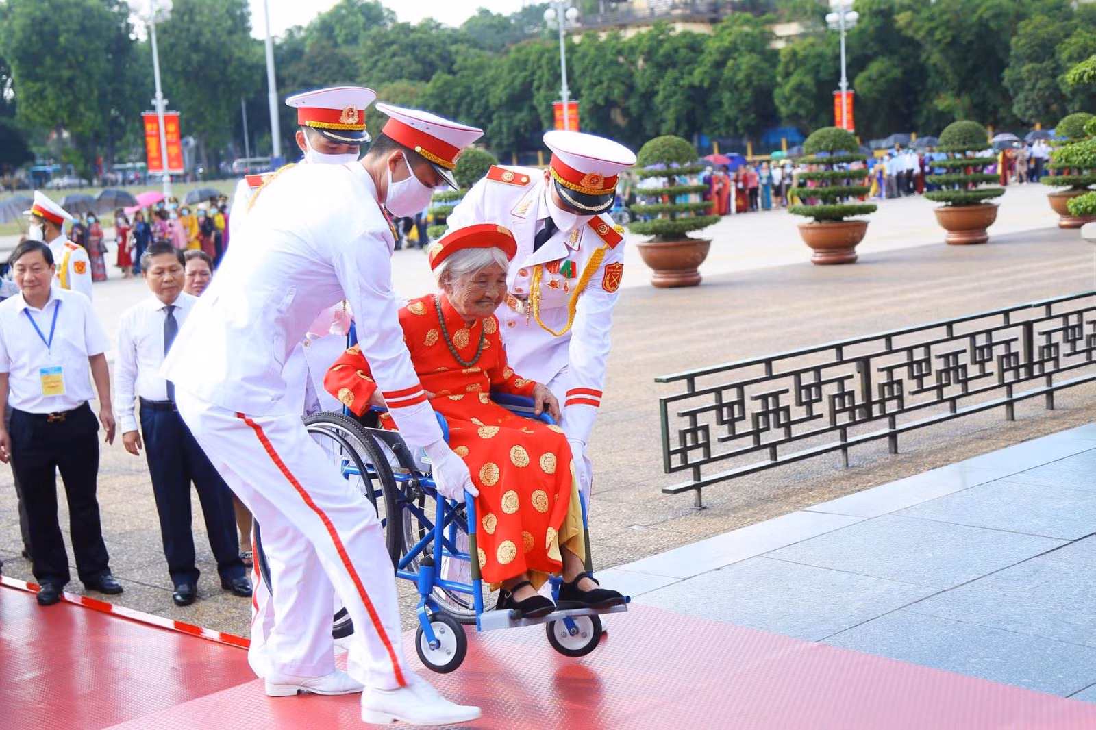 Các Mẹ Việt Nam anh hùng vào Lăng viếng Bác.