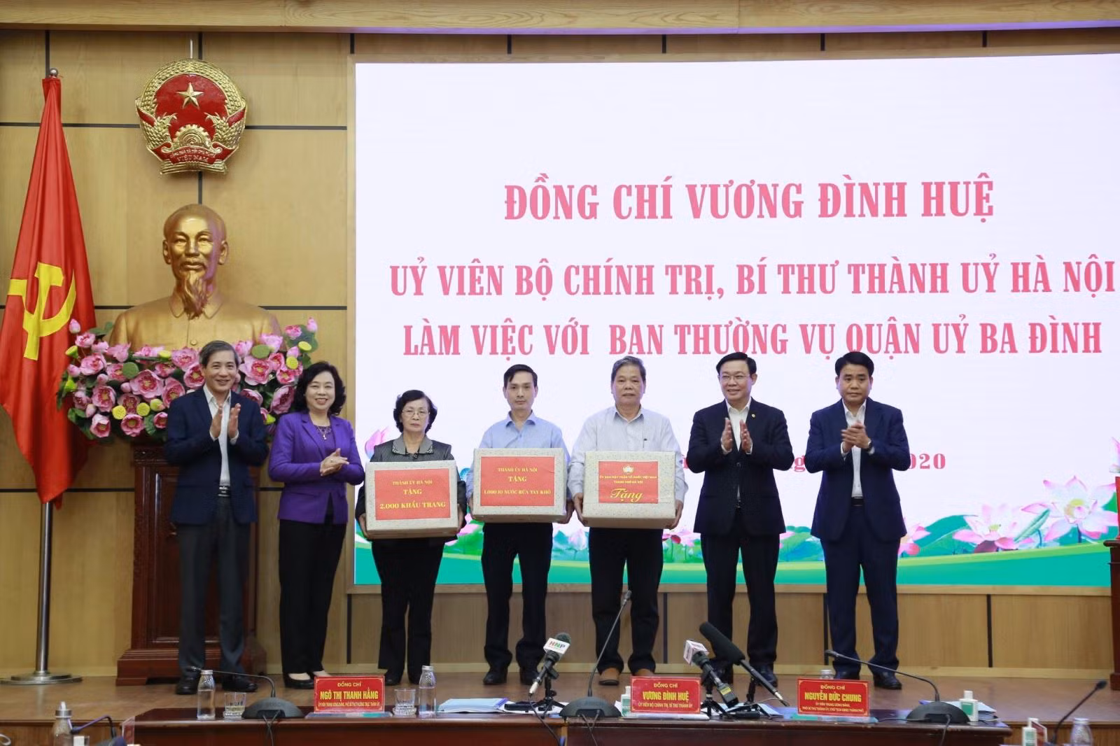 Ông Nguyễn Dân Huy (người thứ 4 từ trái sang) nhận quà tặng cho phường Trúc Bạch của Thành ủy Hà Nội.