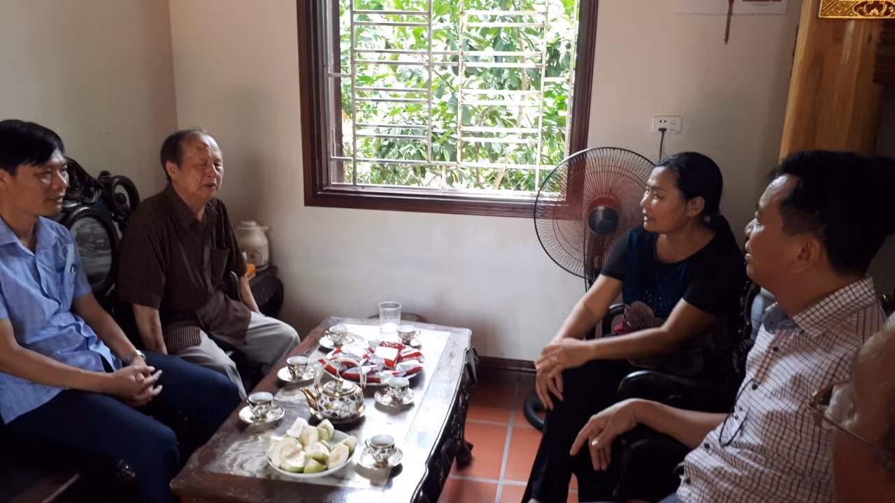 Lãnh đạo Phòng LĐTBXH huyện Đan Phượng và xã Thượng Mỗ tham hỏi gia đình thương binh nặng Phan Đắc Vinh.