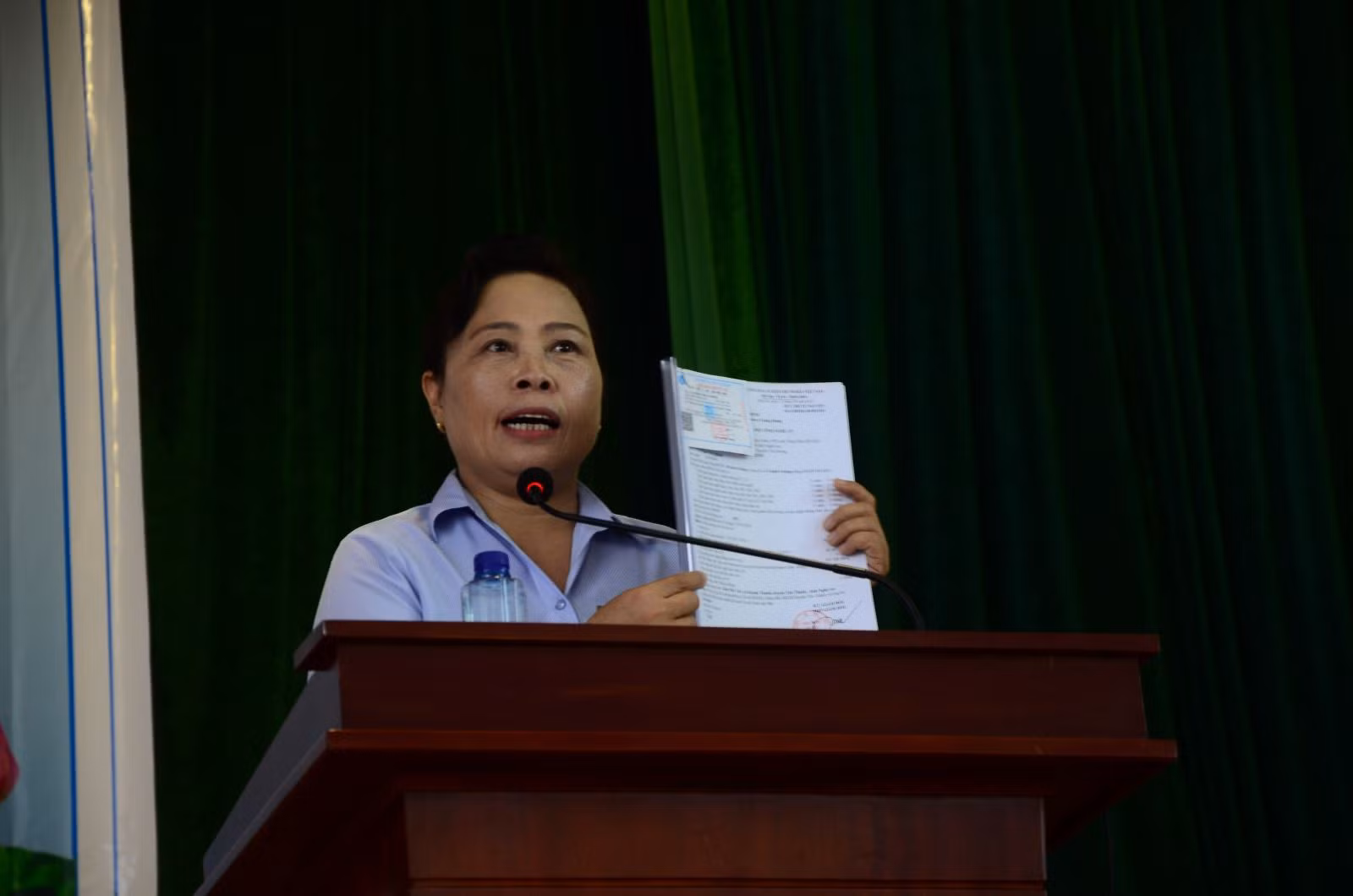 Bà Hoàng Thị Chín tại một buổi tuyên truyền về BHXH tự nguyện tại xã Khánh Thành (Yên Thành).