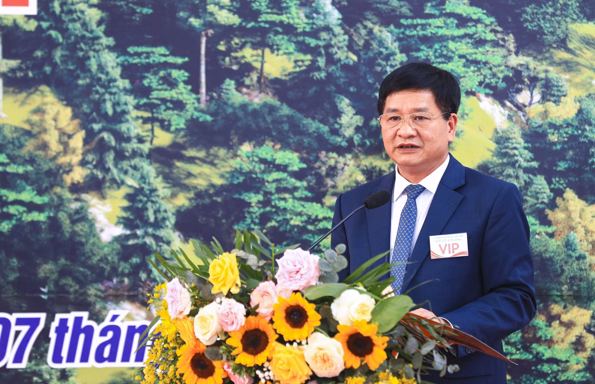 potal-le-thuong-co-va-gan-bien-cot-co-a-pa-chai-8017419.jpg