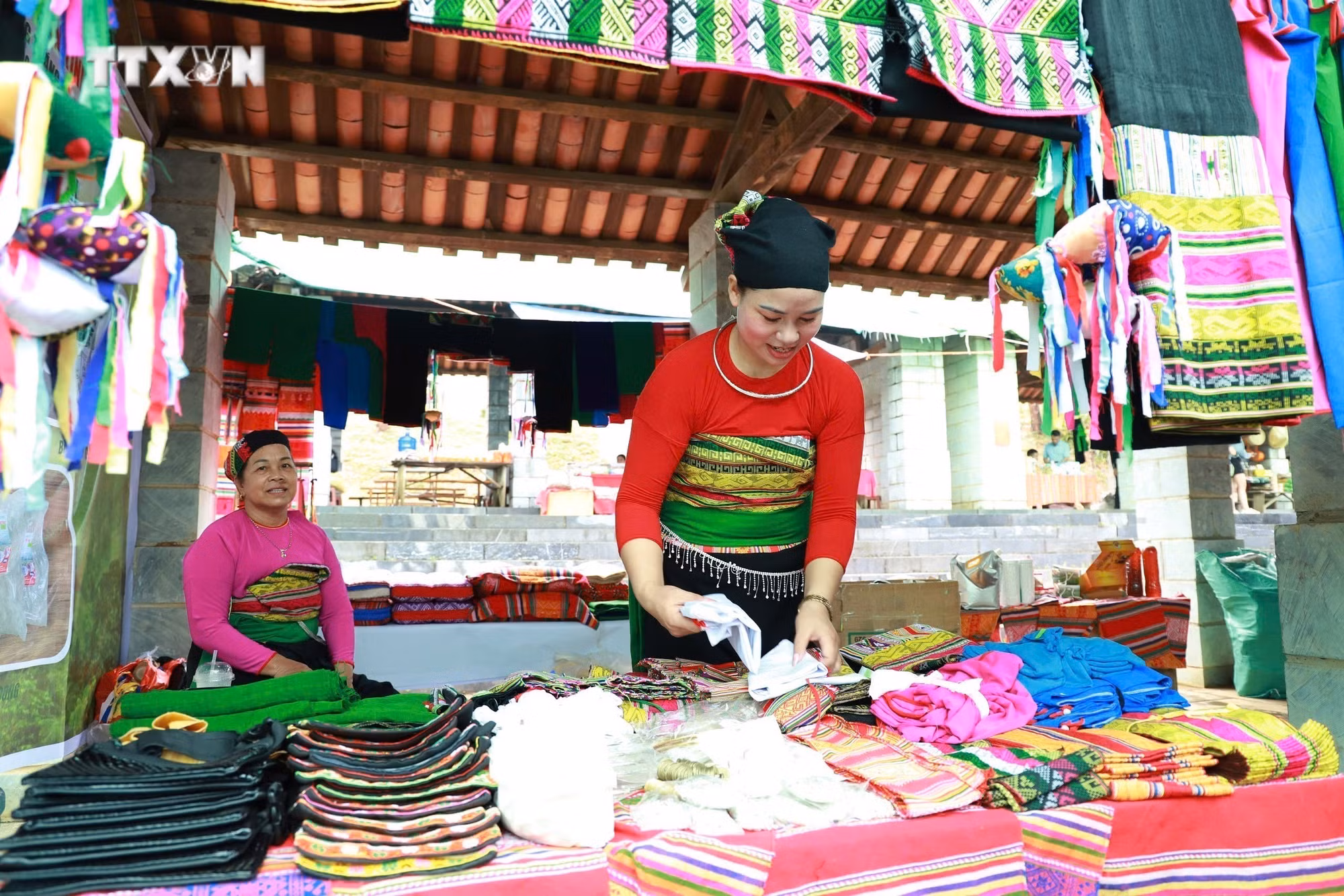 vna-potal-ruc-ro-sac-mau-van-hoa-dan-toc-trong-chuoi-su-kien-vui-tet-doc-lap-8247100.jpg