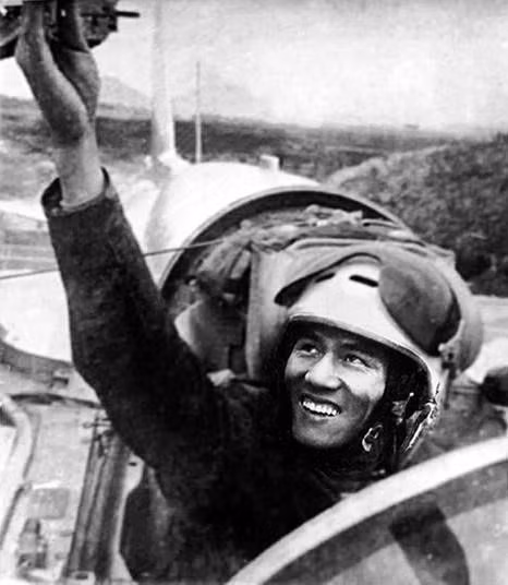 Đêm 27/12/1972, phi công Phạm Tuân lái máy bay tiêm kích Mig-21 mang số hiệu 5121 bắn rơi B-52 Mỹ trên bầu trời Hà Nội, trở thành phi công Việt Nam đầu tiên bắn rơi B-52. Đây cũng là chiếc B52 đầu tiên bị bộ đội không quân tiêu diệt.
