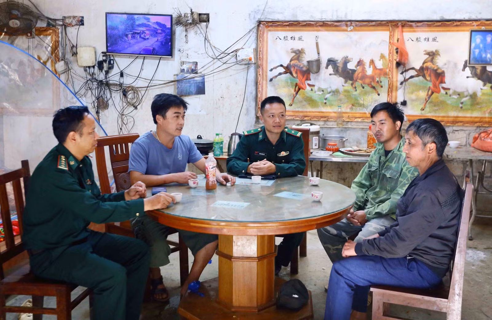 Cán bộ, chiến sỹ Đồn Biên phòng Chiềng Tương (Sơn La) tuyên truyền vận động nhân dân chuyển đổi cơ cấu cây trồng, vật nuôi, phát truyển kinh tế gia đình.