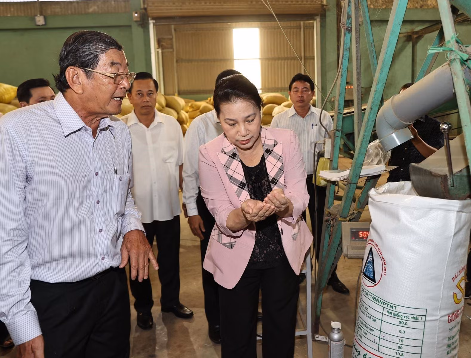 Chủ tịch Quốc hội Nguyễn Thị Kim Ngân tham quan quy trình sản xuất gạo ST25 (Doanh nghiệp Hồ Quang) tại thị trấn Mỹ Xuyên, tỉnh Sóc Trăng.