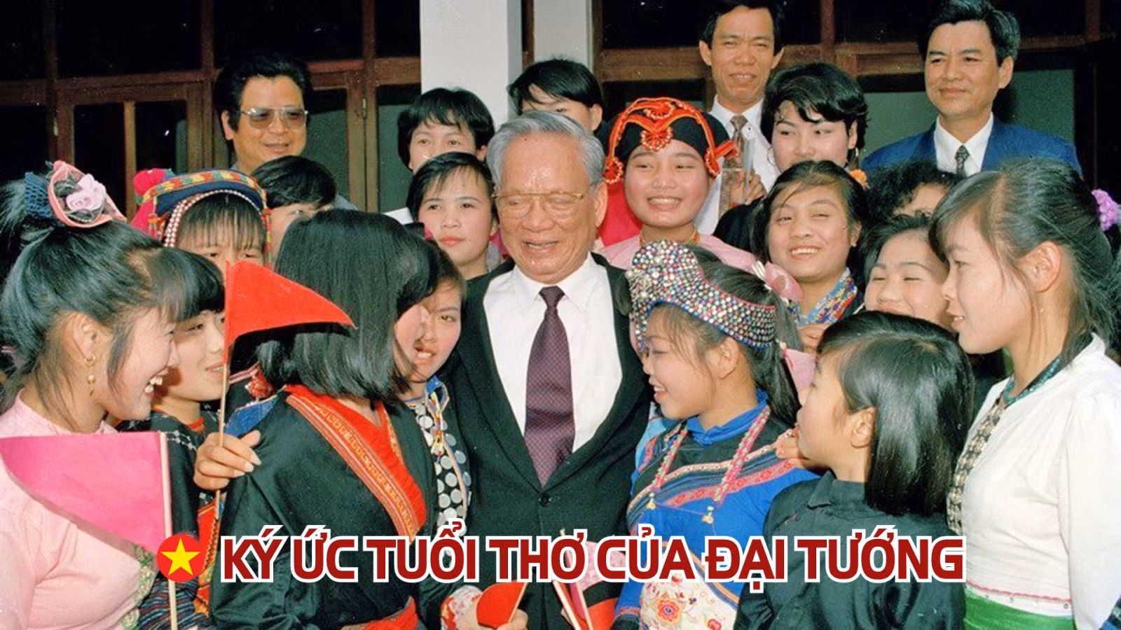 Chủ tịch nước Lê Đức Anh thăm thầy cô giáo và học sinh Trường Phổ thông dân tộc vùng cao Lai Châu, tháng 3/1996.