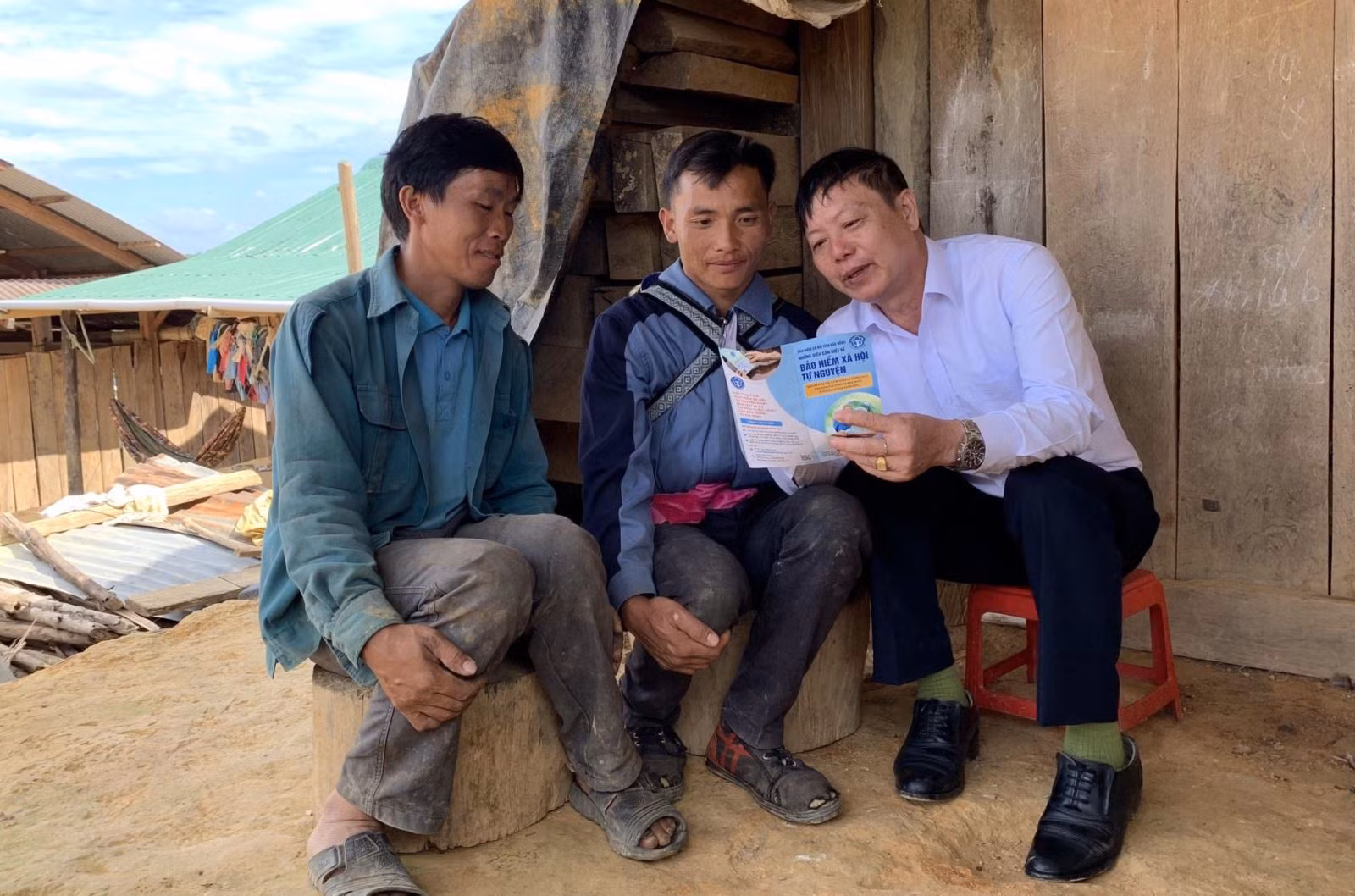 Cán bộ Bảo hiểm xã hội tuyên truyền cho người dân xã Đắk R’Măng, huyện Đắk Glong (Đắk Nông) về lợi ích của việc tham gia bảo hiểm xã hội tự nguyện. Ảnh: Thanh Vân