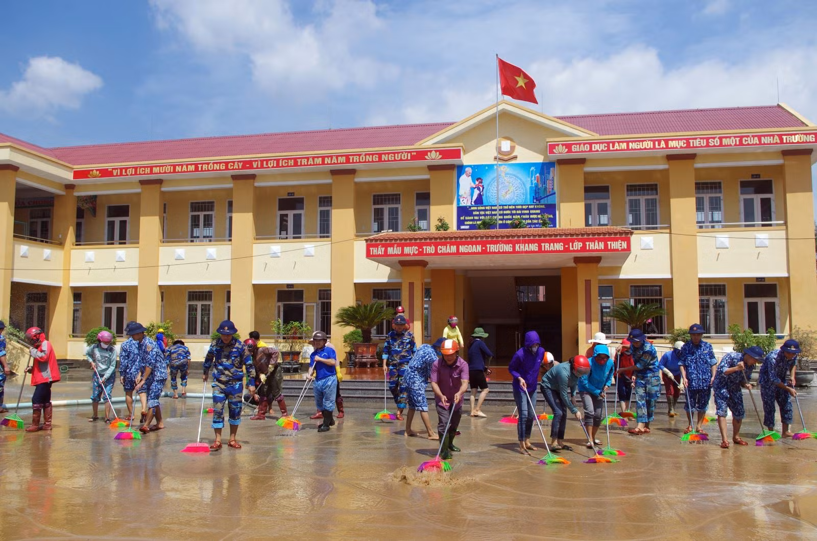 Lực lượng vũ trang giúp đỡ nhân dân khắc phục hậu quả mưa lũ.