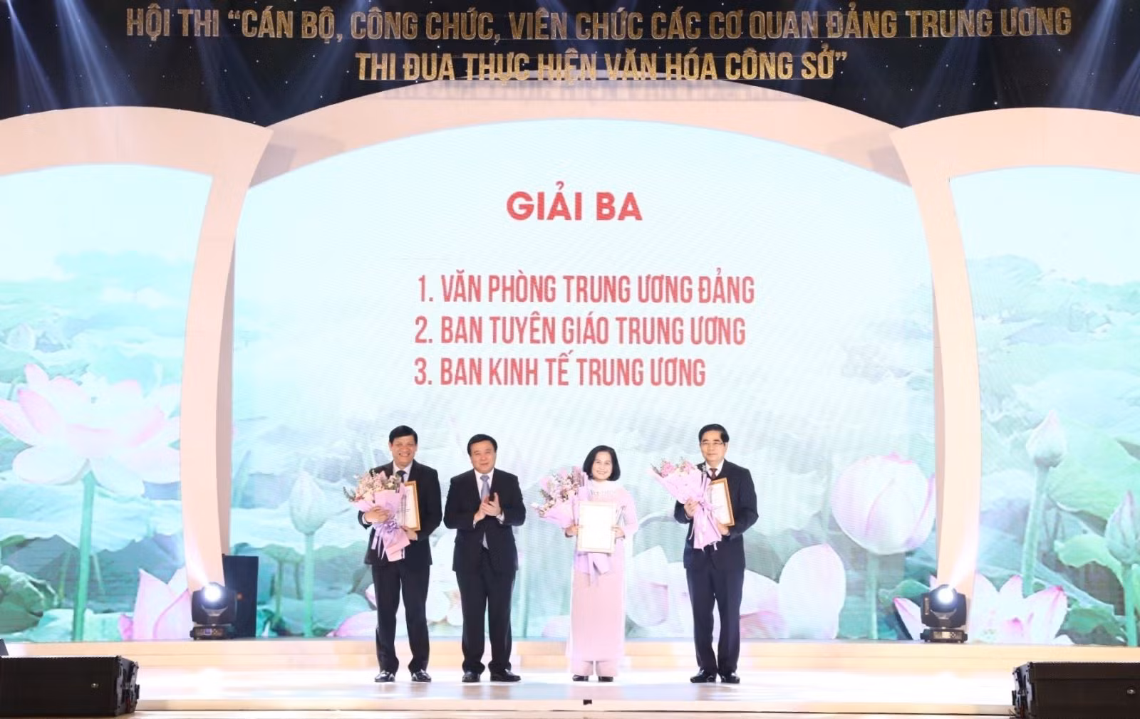 GS.TS Nguyễn Xuân Thắng, Giám đốc Học viện Chính trị Quốc gia Hồ Chí Minh, Trưởng Ban tổ chức hội thi “Cán bộ, công chức, viên chức các cơ quan Đảng Trung ương thi đua thực hiện văn hóa công sở” trao giải Ba cho các đơn vị.
