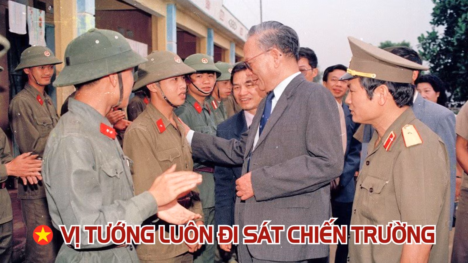 Chủ tịch nước Lê Đức Anh thân mật thăm hỏi các chiến sỹ trẻ mới nhập ngũ của Trung đoàn 43 bộ đội địa phương tỉnh Quảng Ninh (16/4/1994).