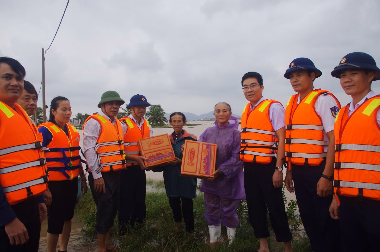 Cán bộ, chiến sĩ Bộ Tư lệnh Vùng Cảnh sát biển 1 tăng quà cho nhân dân vùng lũ Quảng Bình. Ảnh: Mạnh Thường