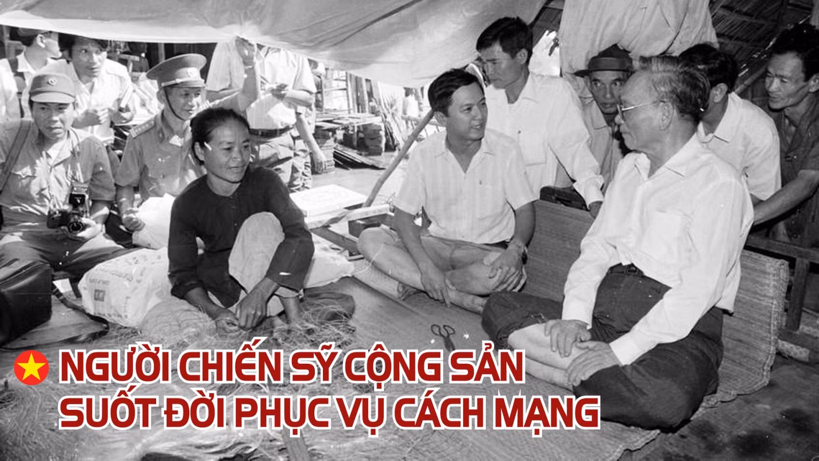 Chủ tịch nước Lê Đức Anh thăm và tặng quà hộ gia đình bị thiệt hại do lũ lụt tại ấp Mỹ Thạnh, xã Mỹ Hòa Hưng, An Giang (1994).