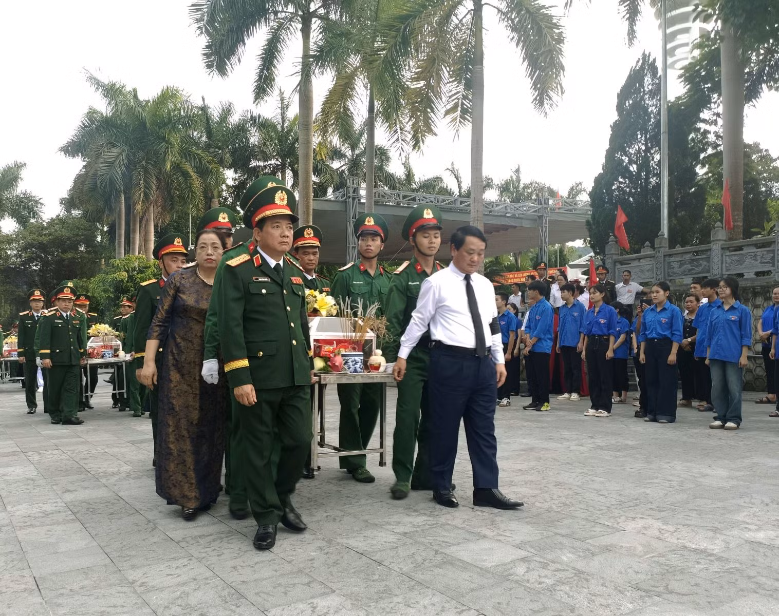 Đại tướng Trịnh Văn Quyết, Bí thư Trung ương Đảng, Ủy viên Thường vụ Quân ủy Trung ương, Chủ nhiệm Tổng cục Chính trị Quân đội nhân dân Việt Nam và Bí thư Tỉnh ủy Tuyên Quang Hầu A Lềnh di chuyển hài cốt liệt sĩ lên vị trí an táng tại Nghĩa trang liệt sĩ Vị Xuyên.