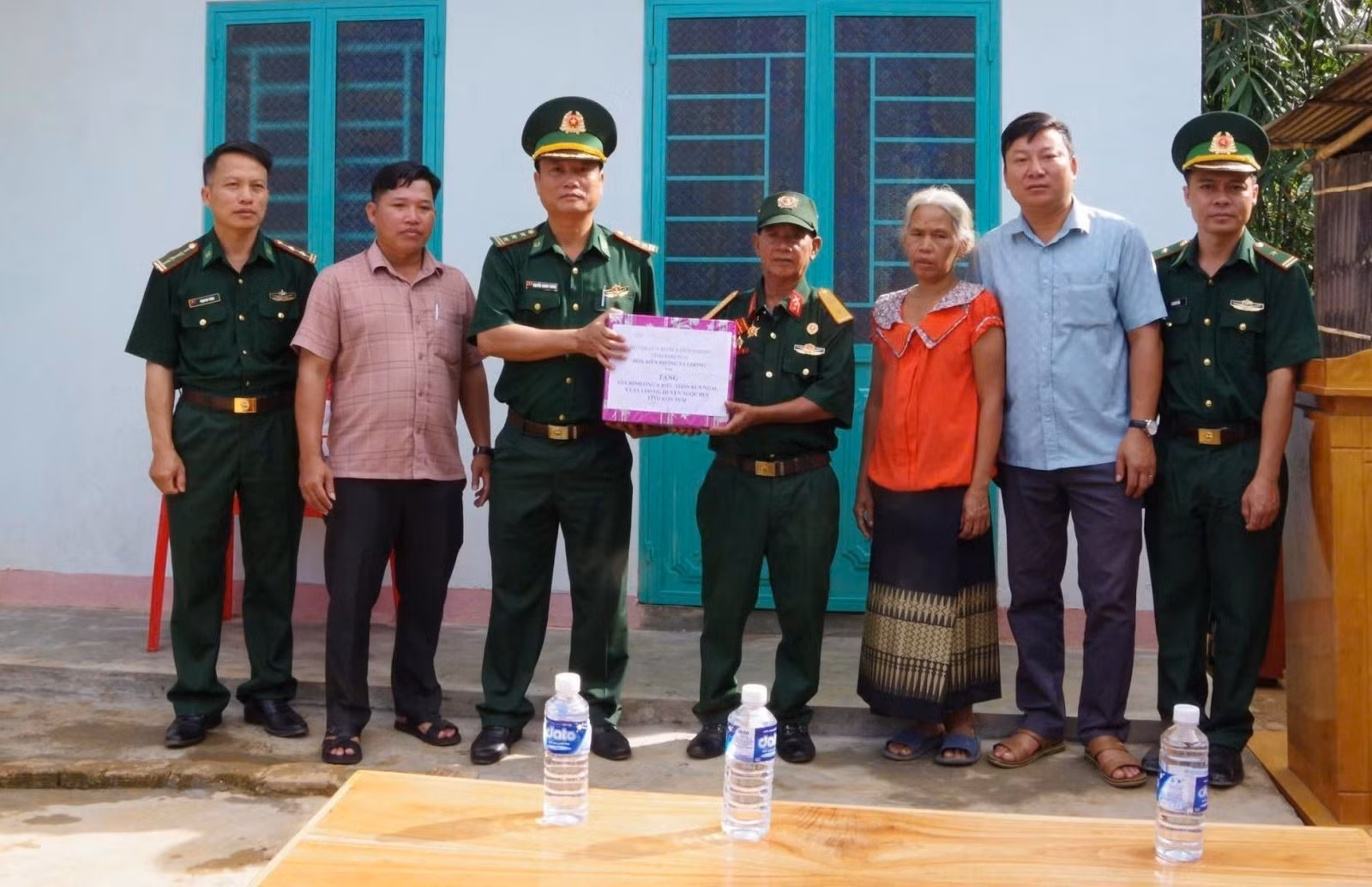 Bộ Chỉ huy Bộ đôi Biên phòng tỉnh Quảng Ngãi bàn giao công trình nhà ở được xây mới cho bà con vùng biên giới thực hiện theo chương trình xóa nhà tạm, dột nát trên địa bàn.