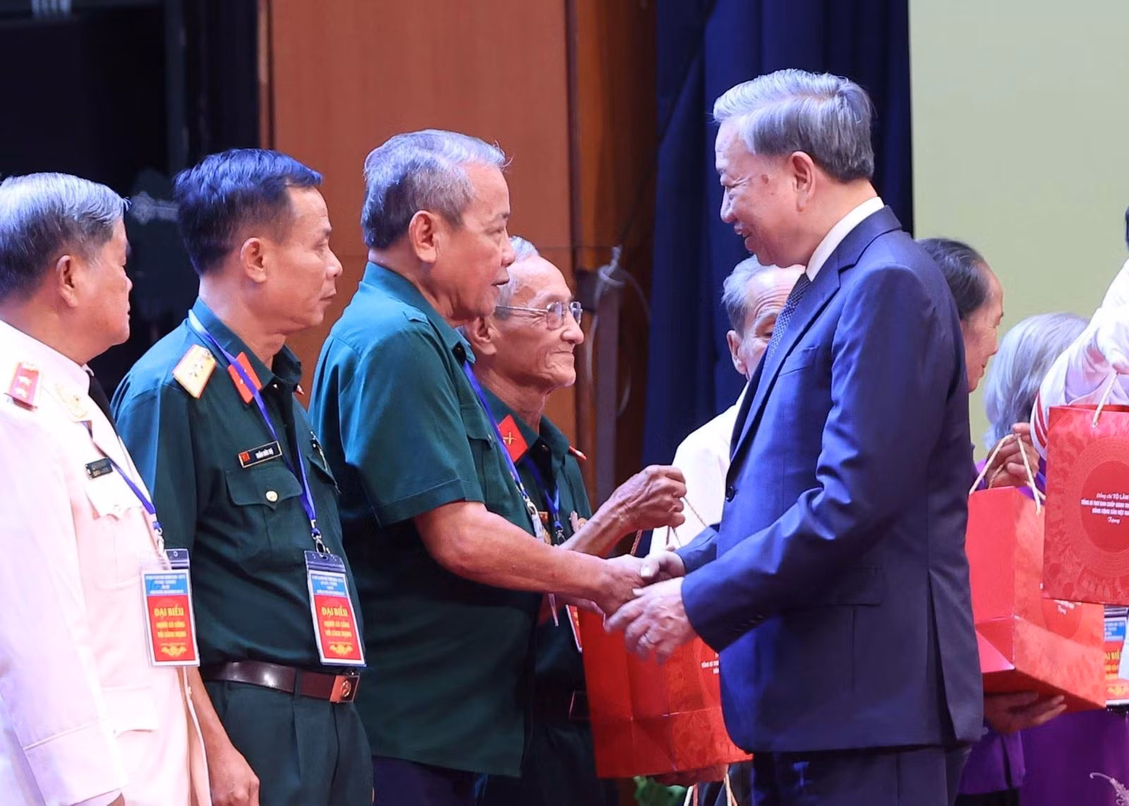 Tổng Bí thư Tô Lâm tặng quà cho người có công, nhân chứng lịch sử tiêu biểu.