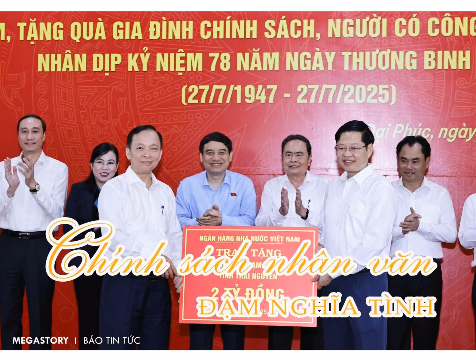 Chủ tịch Quốc hội Trần Thanh Mẫn chứng kiến lãnh đạo Ngân hàng Nhà nước Việt Nam trao tặng kinh phí 2 tỷ đồng xóa nhà tạm, nhà dột nát cho tỉnh Thái Nguyên.
