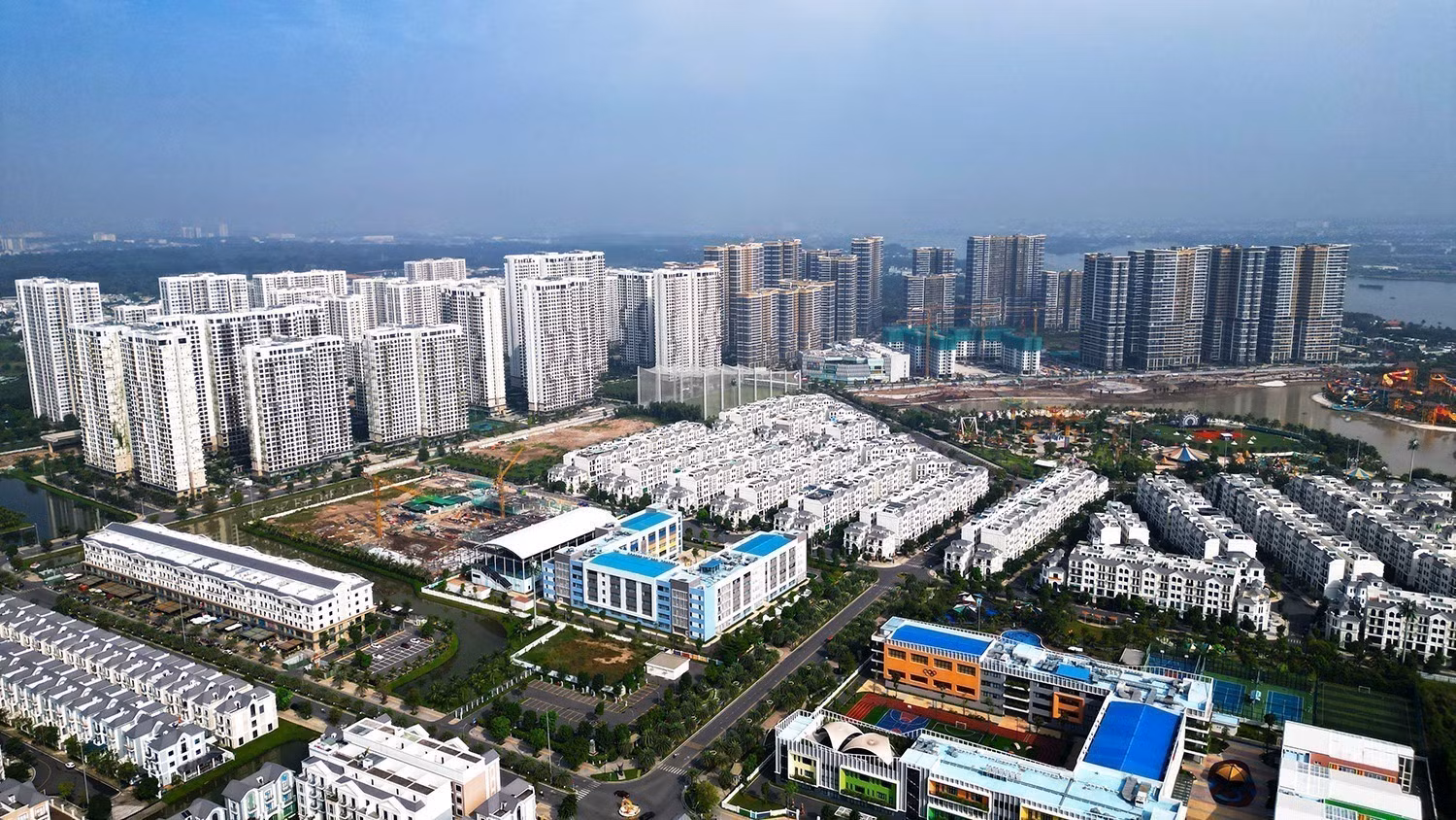 Khu đô thị Vinhomes Grand Park, quận 9, Thành phố Hồ Chí Minh, thu hút người dân đến sinh sống với nhiều tiện ích và cảnh quan đẹp.