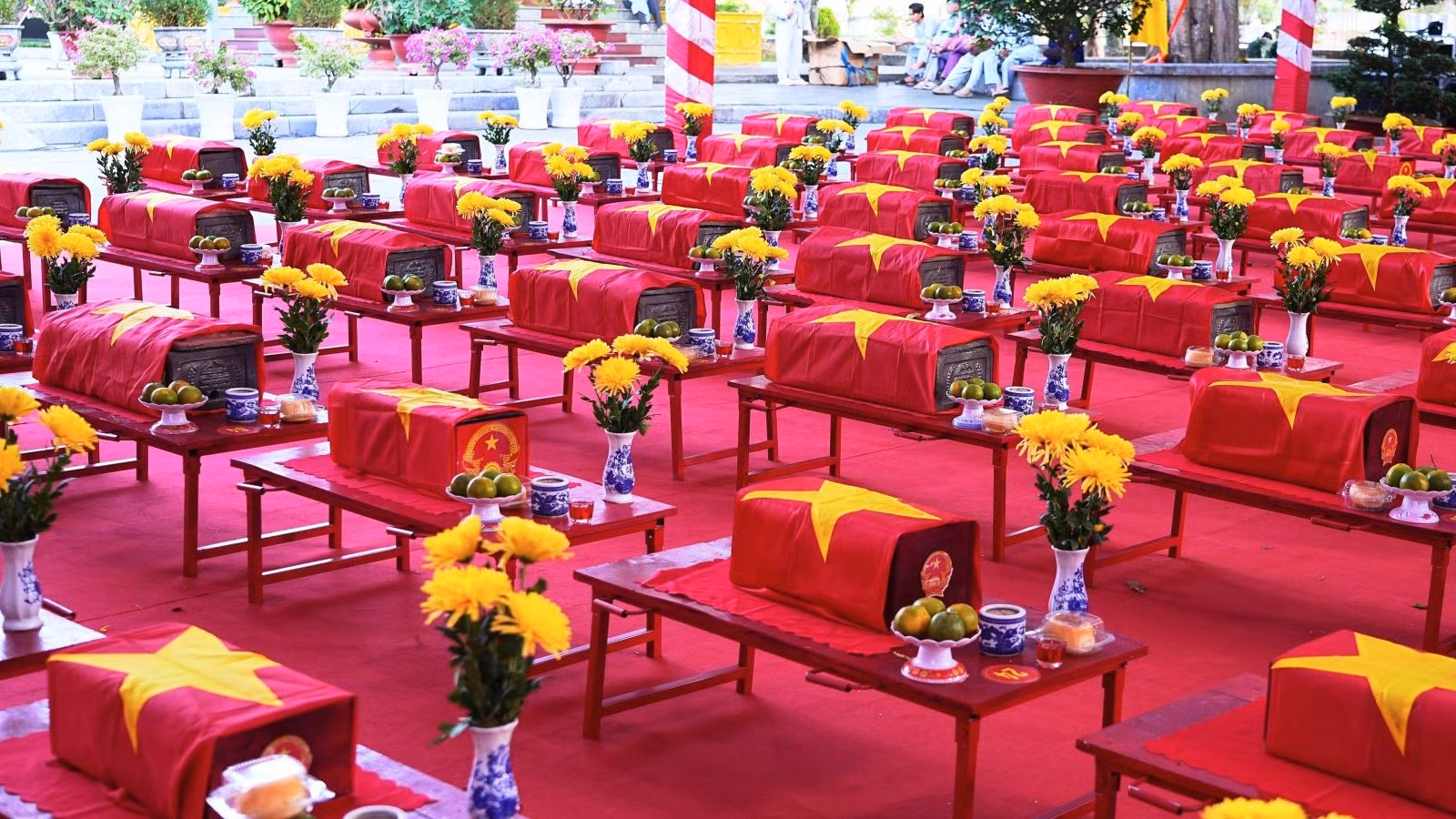 Hài cốt liệt sĩ, quân tình nguyện và chuyên gia Việt Nam hy sinh tại Campuchia tại Nghĩa trang liệt sĩ Đồi 82 - Tân Biên.