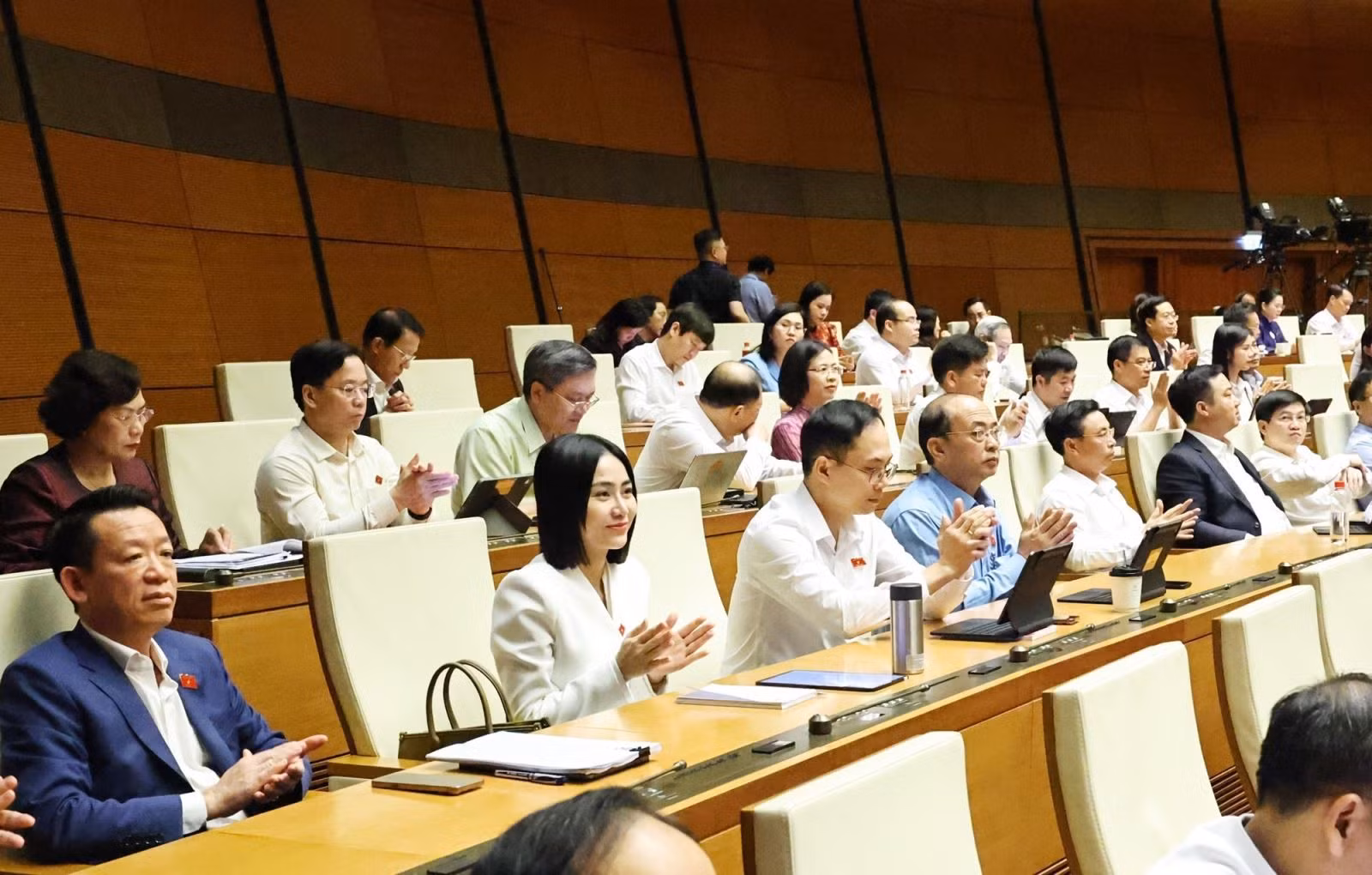 Các đại biểu biểu quyết thông qua Luật Thủ đô (sửa đổi).