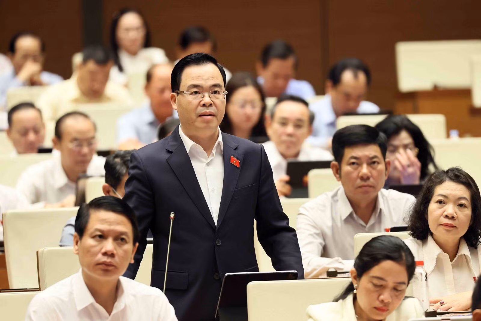 Tiến sĩ Trần Văn Khải, Phó Chủ nhiệm Ủy ban Khoa học, Công nghệ và Môi trường của Quốc hội, đại biểu Quốc hội khóa XVI của tỉnh Ninh Bình phát biểu.
