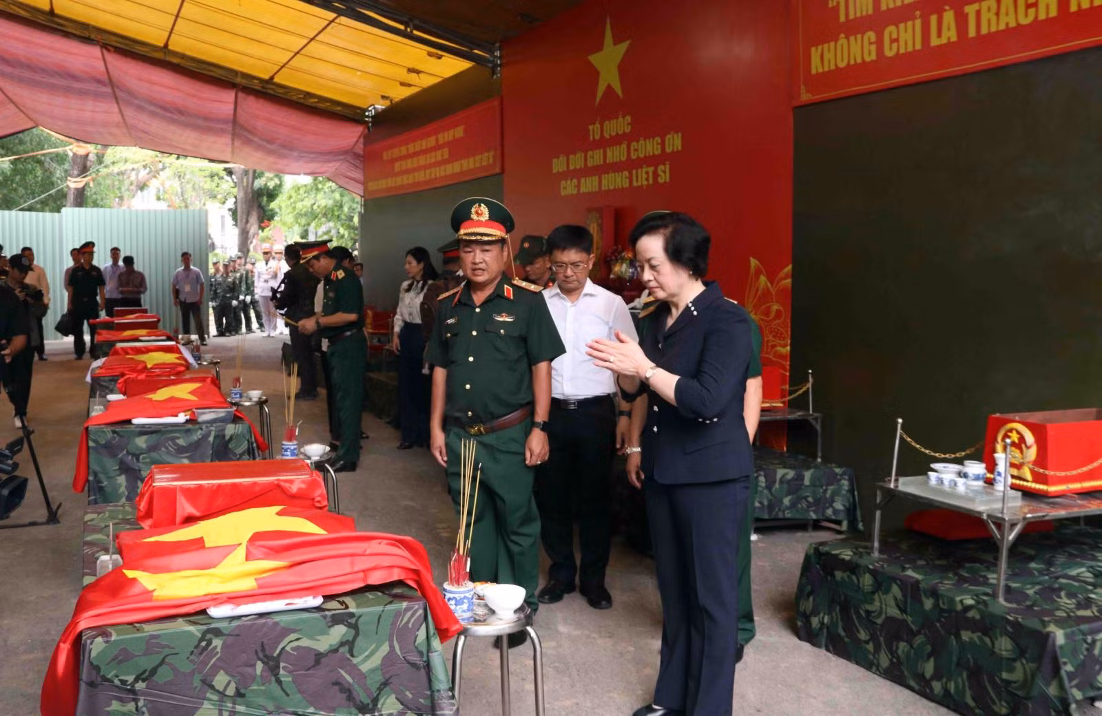 Bí thư Trung ương Đảng, Phó Thủ tướng Chính phủ Phạm Thị Thanh Trà - Trưởng Ban Chỉ đạo Quốc gia về tìm kiếm, quy tập và xác định danh tính hài cốt liệt sĩ kính cẩn trước hài cốt các liệt sĩ mới được khai quật.