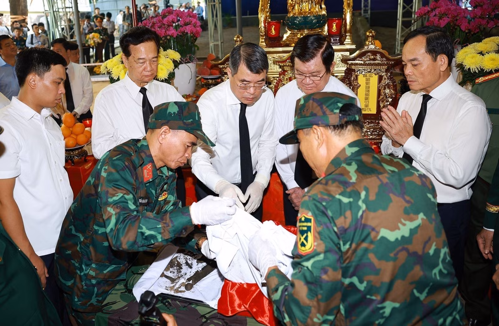 Thủ tướng Lê Minh Hưng cùng các lực lượng tham gia quy tập hài cốt liệt sĩ tại Công viên Lê Thị Riêng, phường Hòa Hưng, TP Hồ Chí Minh.