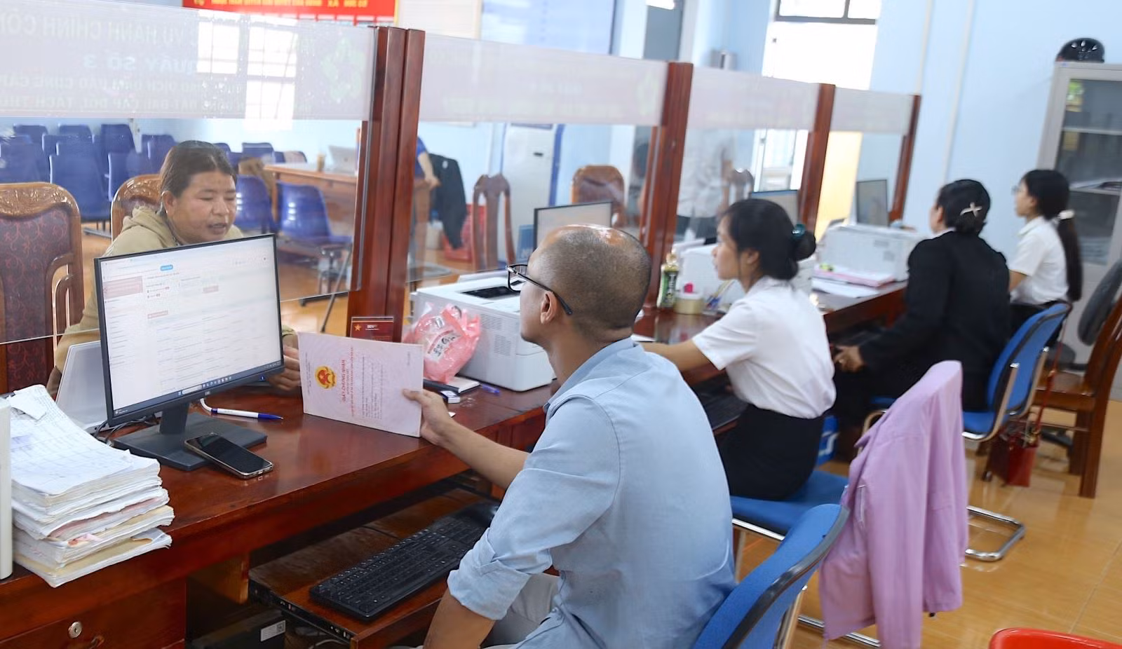 Người dân đến làm các thủ tục hành chính tại Trung tâm phục vụ hành chính công xã Đức Cơ, tỉnh Gia Lai.