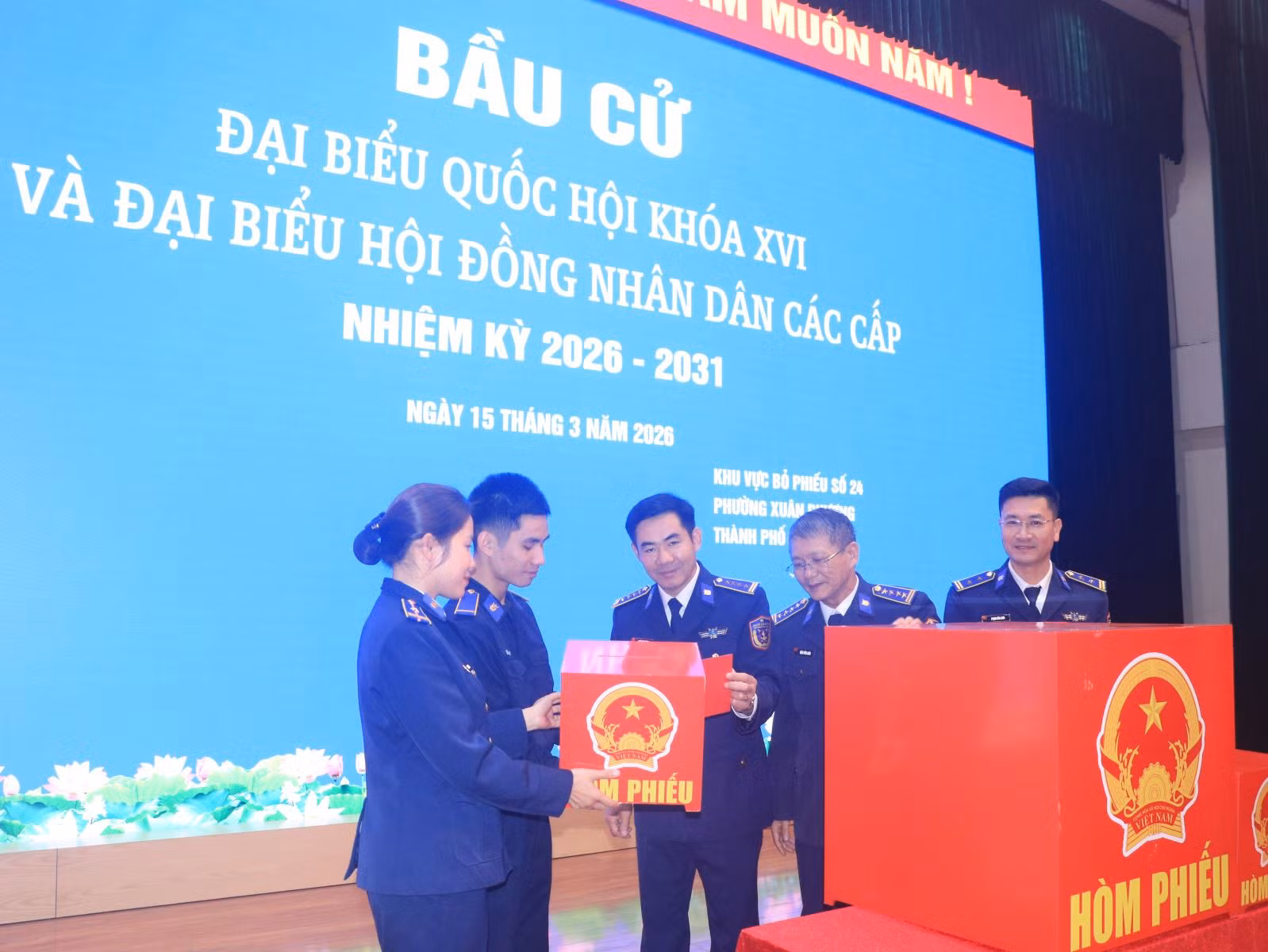 Tổ bầu cử số 24 tại Bộ Tư lệnh Cảnh sát biển Việt Nam kiểm tra hòm phiếu trước ngày diễn ra bầu cử.