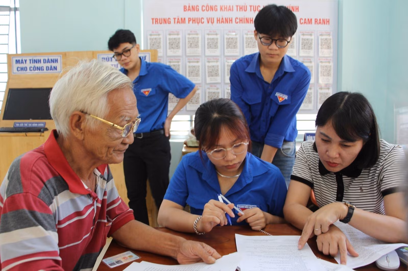 Ông Phạm Văn Lắng, trú tại phường Cam Ranh, tỉnh Khánh Hòa, được Đội hình thanh niên tình nguyện của phường hướng dẫn thủ tục tại Trung tâm hành chính công.