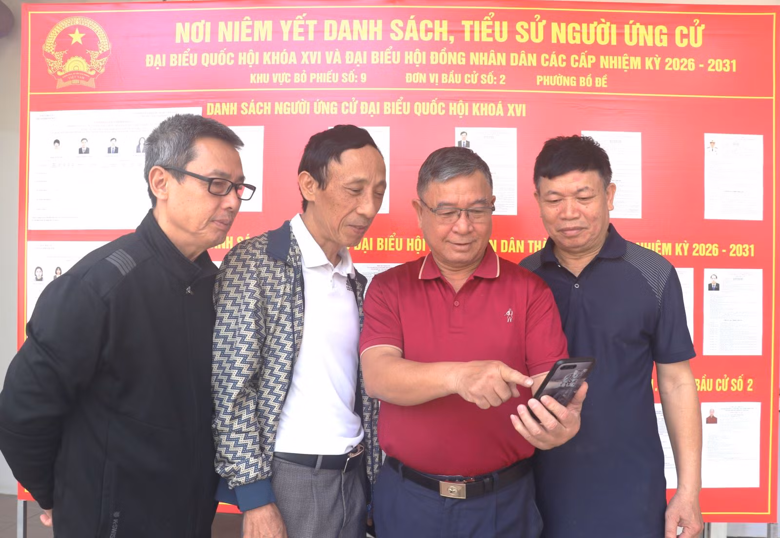Cử tri Tổ dân phố 23 phường Bồ Đề (Hà Nội) theo dõi quy trình hướng dẫn bầu cử qua app của Hội đồng bầu cử Quốc gia.