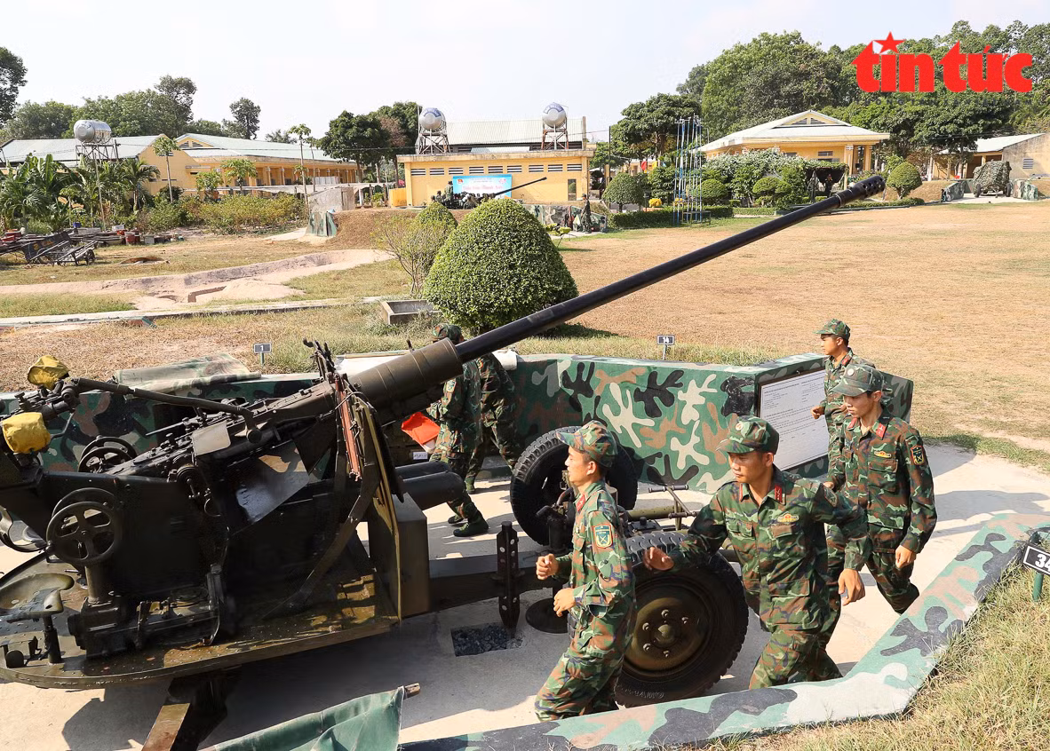 Kíp chiến sĩ pháo 57, Đại đội 104, Tiểu đoàn 12, Lữ đoàn Phòng không 71 (Quân đoàn 4) sẵn sàng chiến đấu bảo vệ vùng trời TP Hồ Chí Minh.