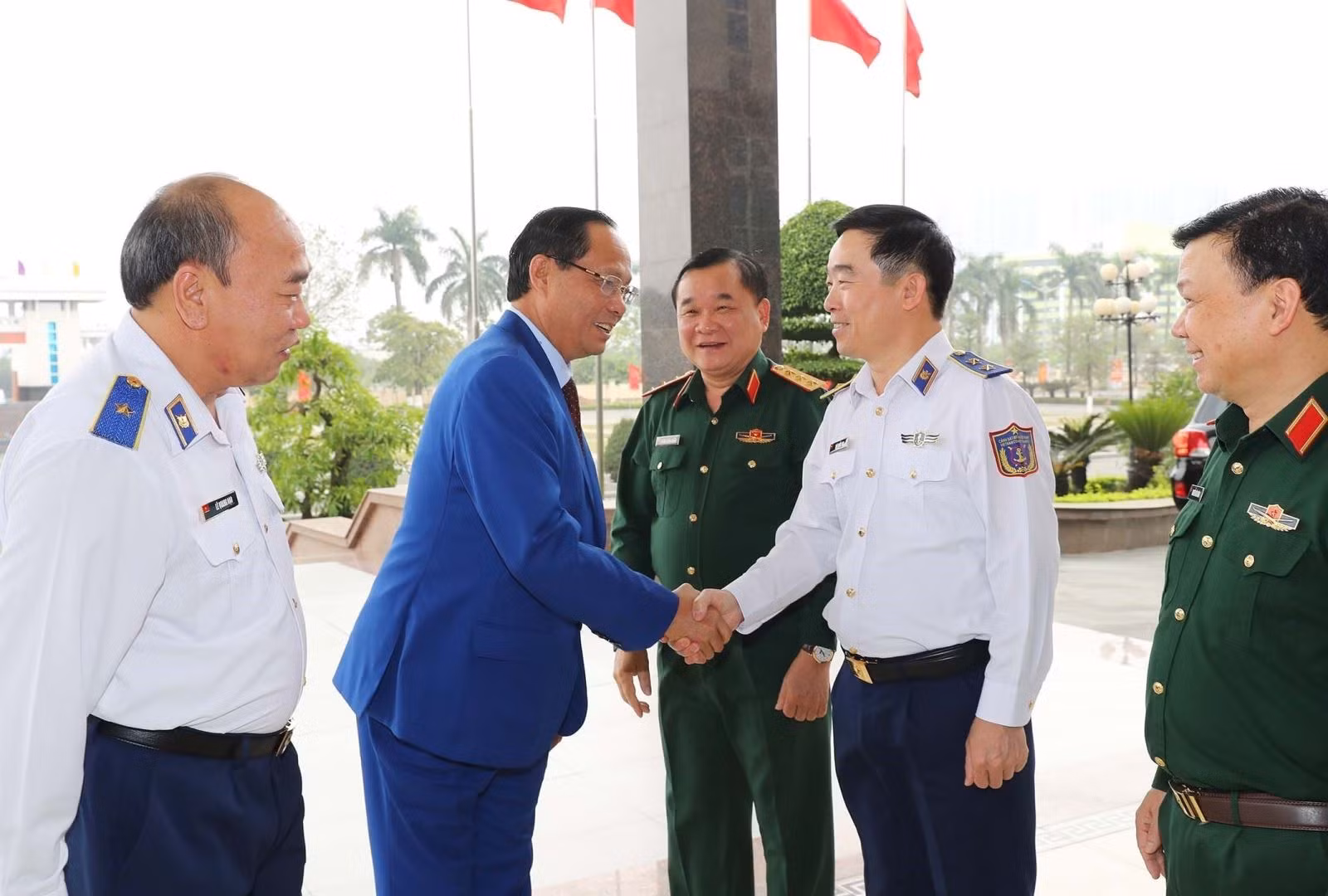 Phó Chủ tịch Quốc hội Trần Quang Phương với các sỹ quan chỉ huy Bộ Tư lệnh Cảnh sát biển.