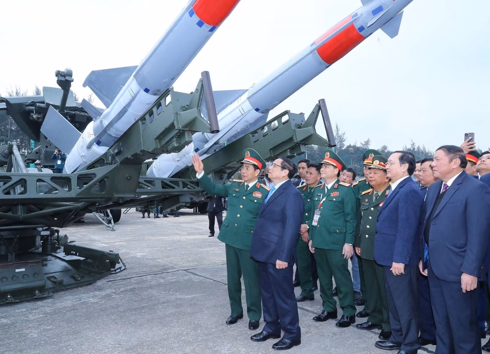 Thủ tướng Phạm Minh Chính tham quan các gian trưng bày tại triển lãm Quốc phòng quốc tế Việt Nam 2022.