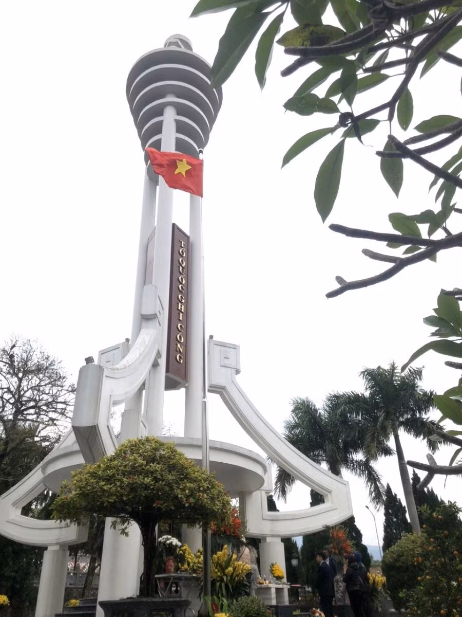 Đời đời ghi nhớ công ơn các Anh hùng liệt sĩ.